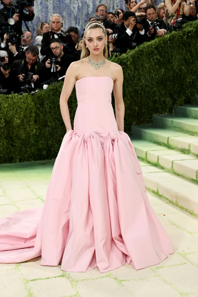 Amanda Seyfried met gala 2026 red carpet