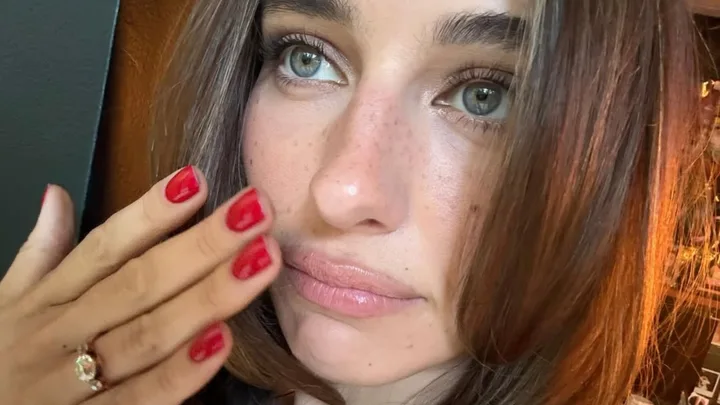 Devon Lee Carlson’s Vintage-Inspired Engagement Ring Could Spark A Three-Stone Revival