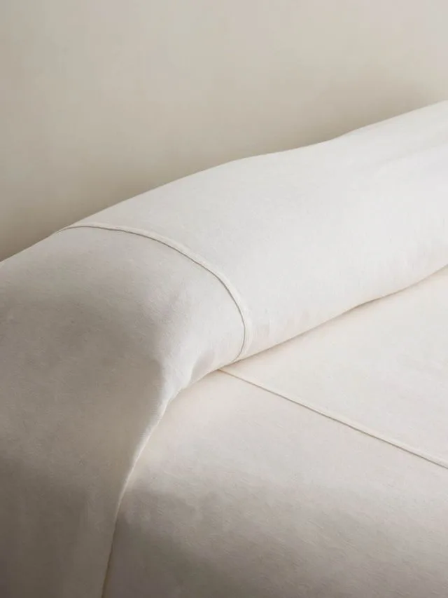 Cultiver Heavyweight linen bedcover in ivory