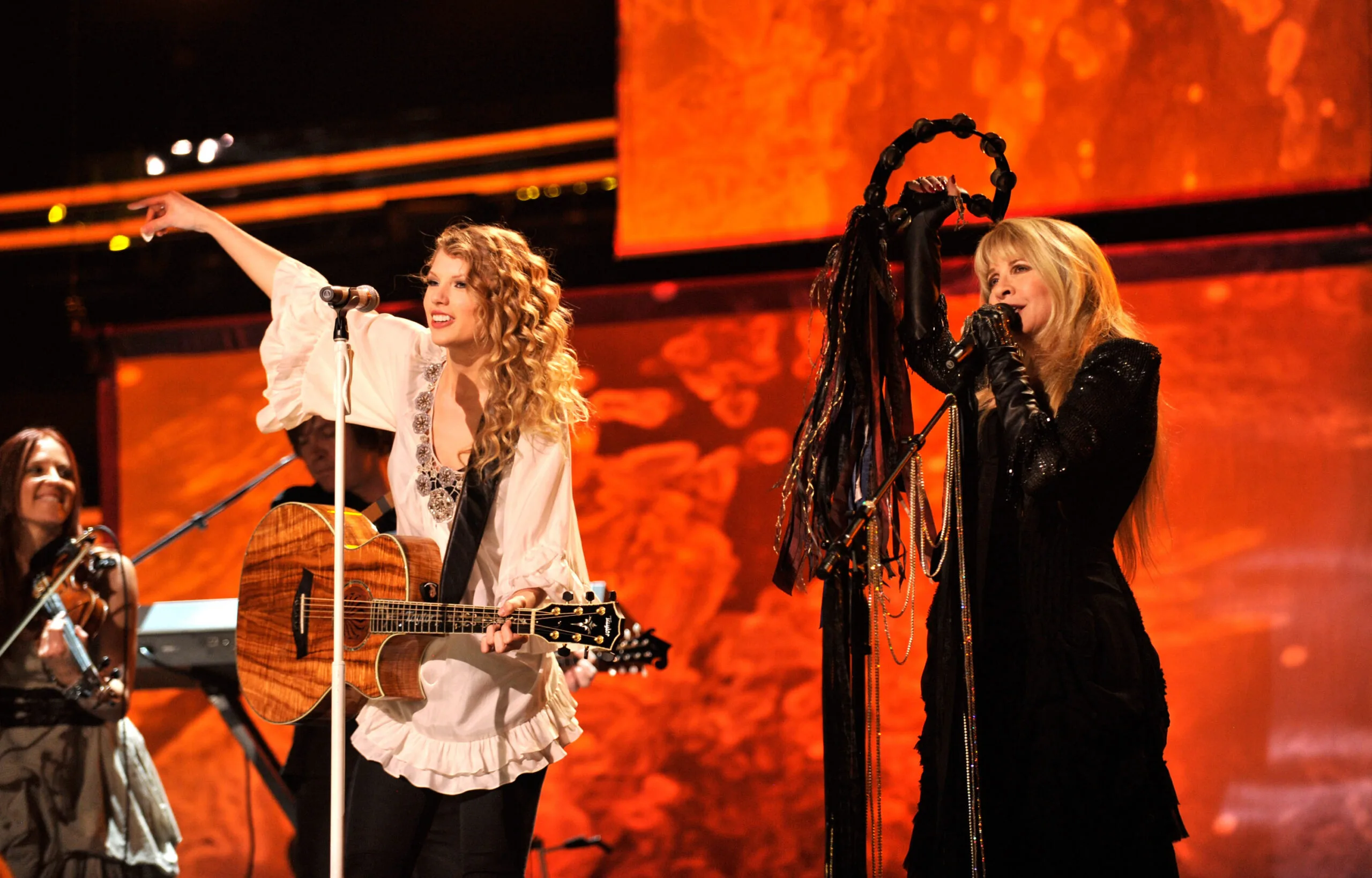 Taylor Swift and Stevie Nicks performs onstage at the 52nd Annual GRAMMY Awards held at Staples Center on January 31, 2010 in Los Angeles, California. (Photo by Kevin Mazur/WireImage)
