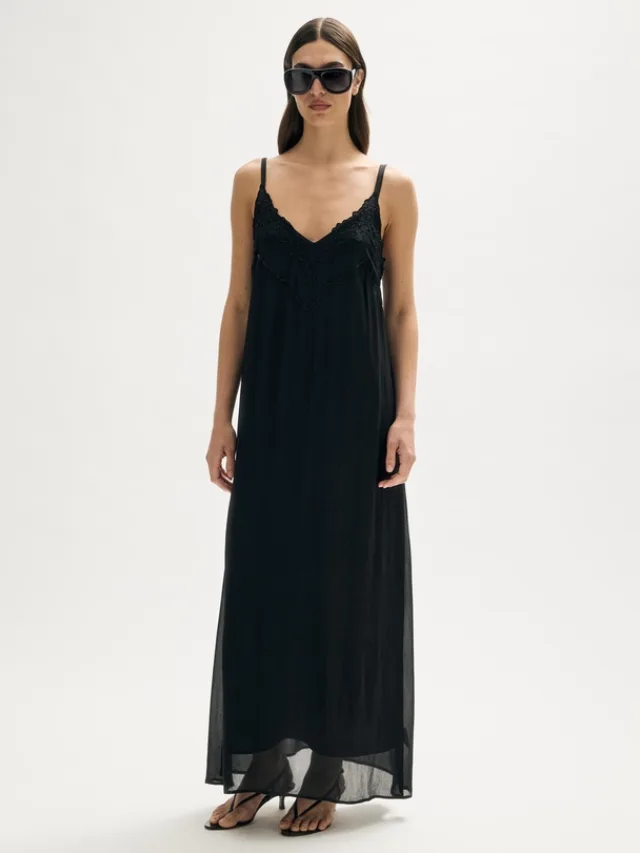 MINIMA ESENCIALES
Embroidered Beaded Maxi Dress