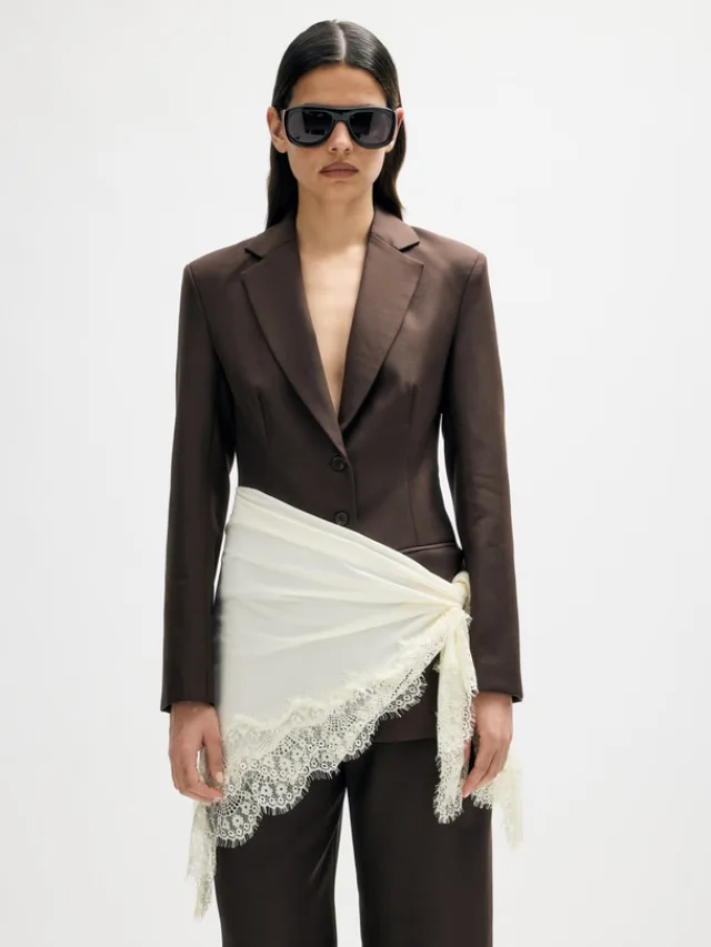 MINIMA ESENCIALES
Fior Blazer With Detachable Lace Scarf