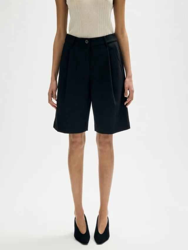 MINIMA ESENCIALES
Ise Tailored Bermuda Shorts