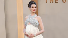 Anne Hathaway&rsquo;s Pregnancy Skincare Routine Includes This Cult New Zealand Body Oil