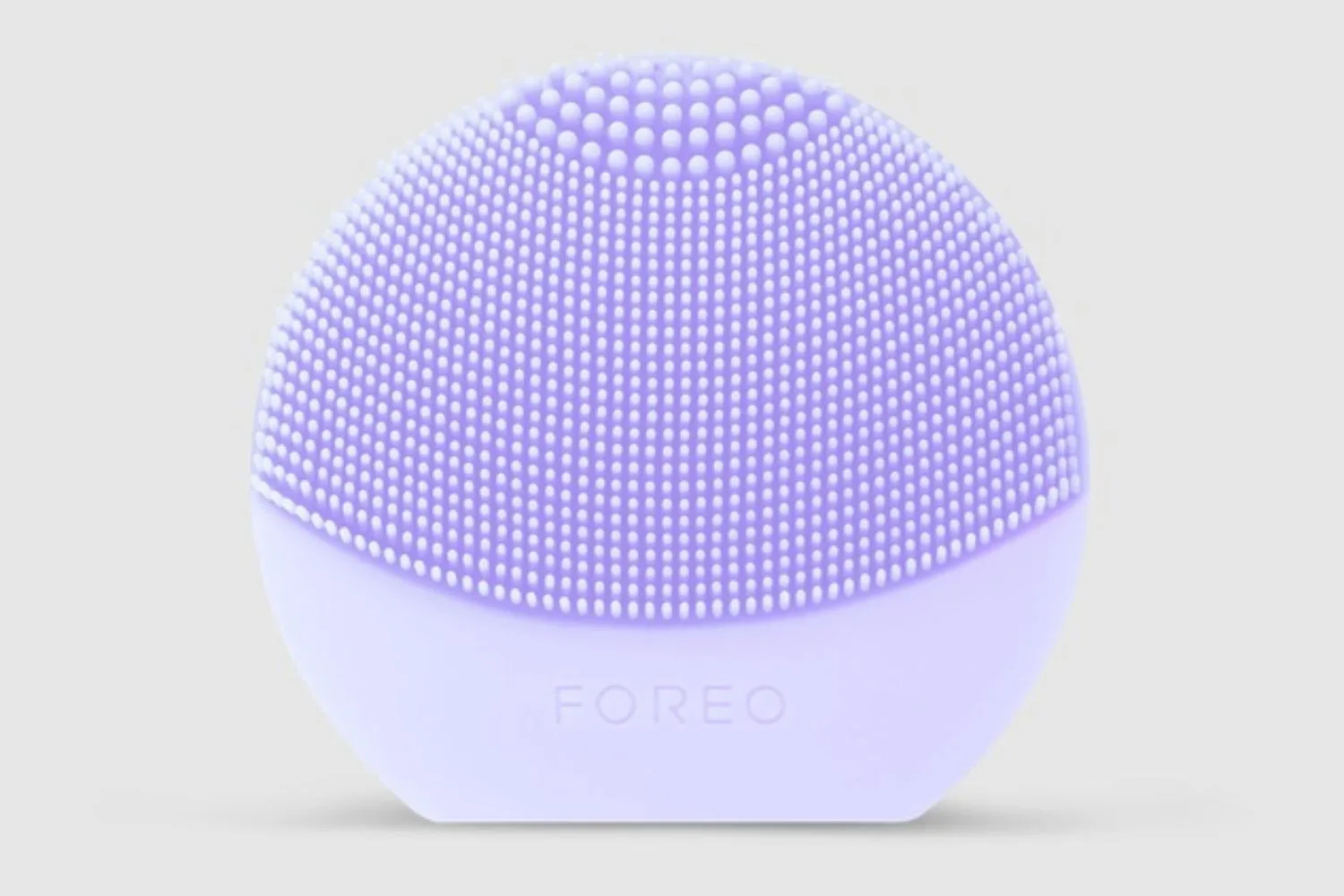 FOREO Luna Play Plus helps remove dirt, oil and makeup.