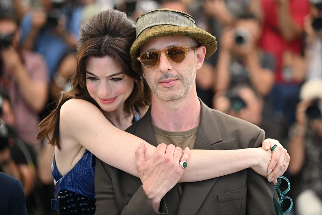 Anne Hathaway and Jeremy Strong