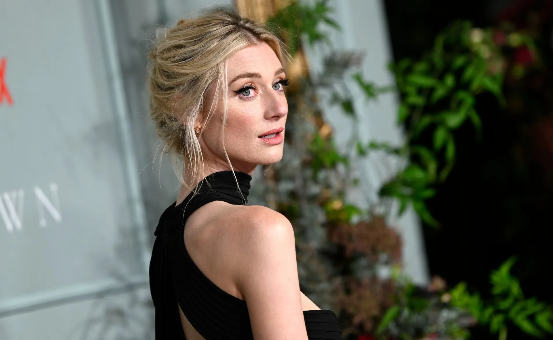 Elizabeth Debicki Pays Sartorial Tribute To Princess Diana At ‘The Crown’ Premiere