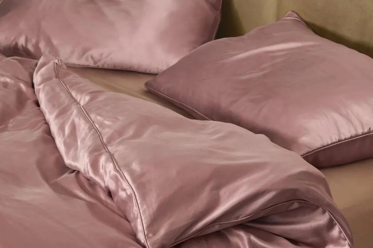 The Fleur Silk Fitted Sheet and Quilt cover in mauve, which are made from mulberry silk.