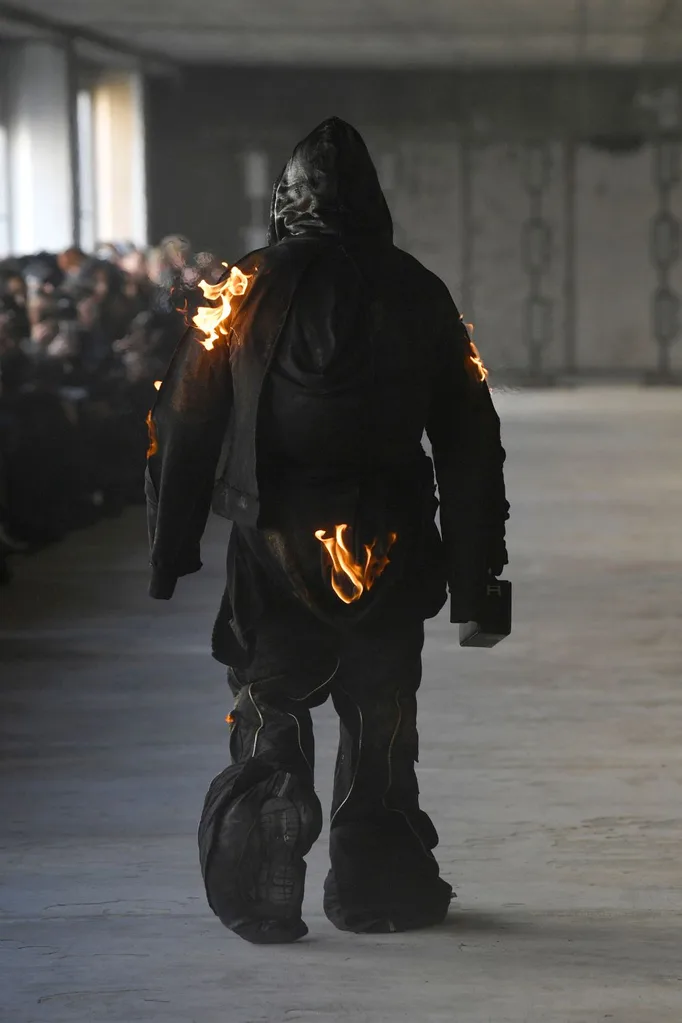 heliot-emil-paris-fashion-week-fire