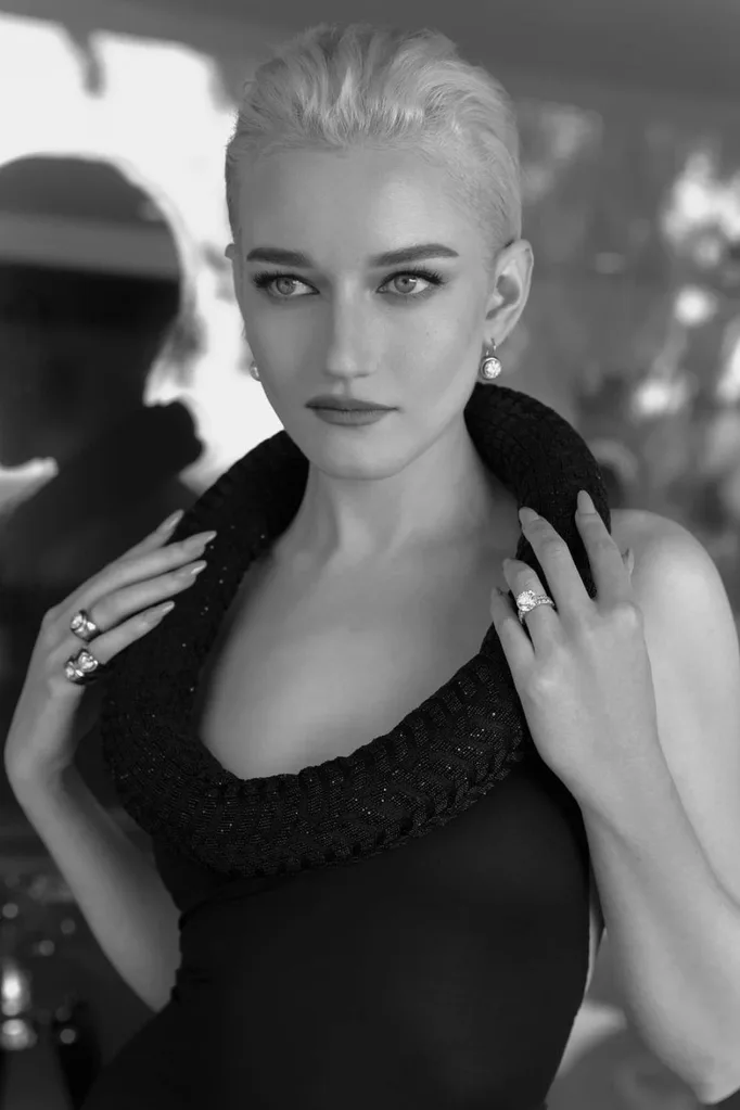 Julia garner oscars chanel