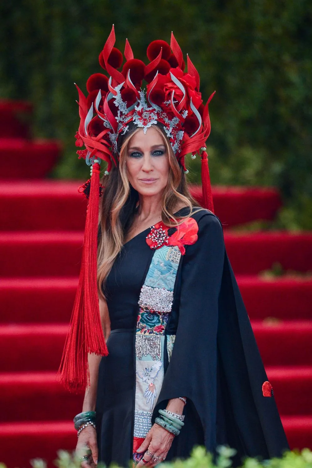 sarah-jessica-parker-china-through-the-looking-glass-met-gala-head-piece