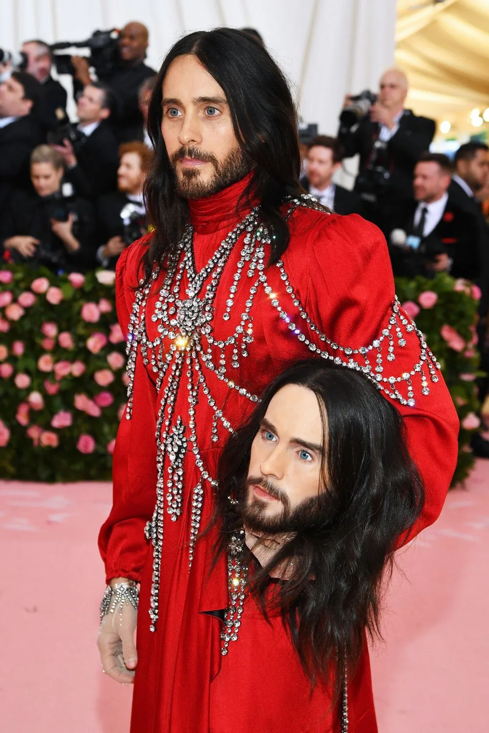 Jared-leto-gucci-met-gala-carrying-own-head-replica