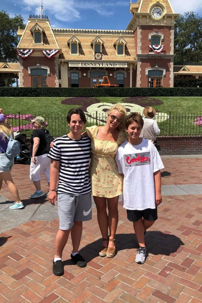 britney-spears-sons-disneyland