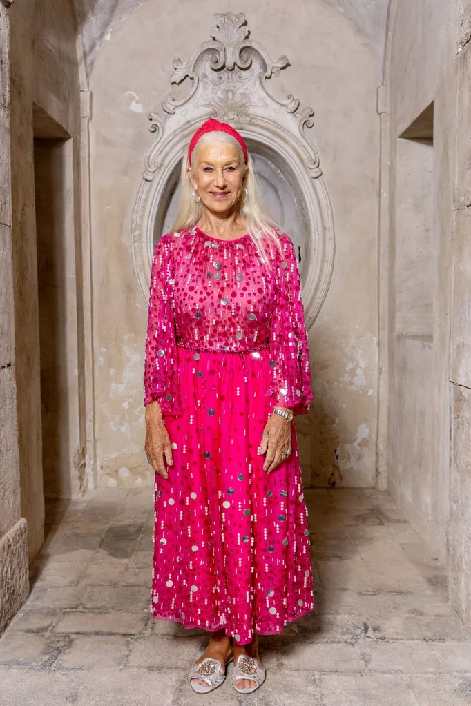 helen-mirren-pink-outfit