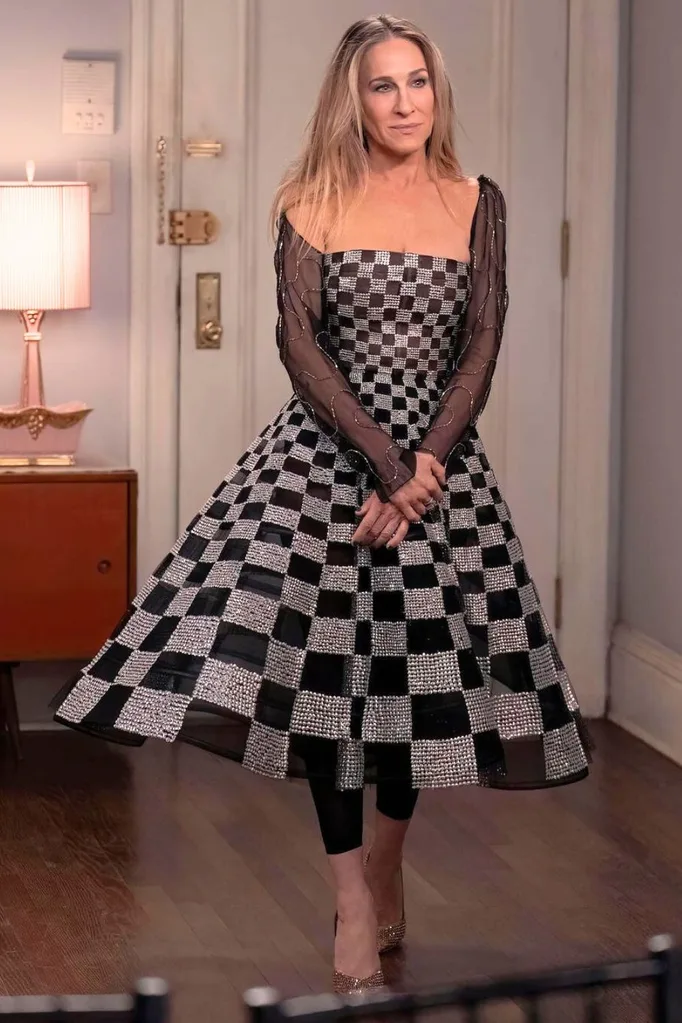 carrie-bradshaw-and-just-like-that-dinner-party-dress-oscar-de-la-renta