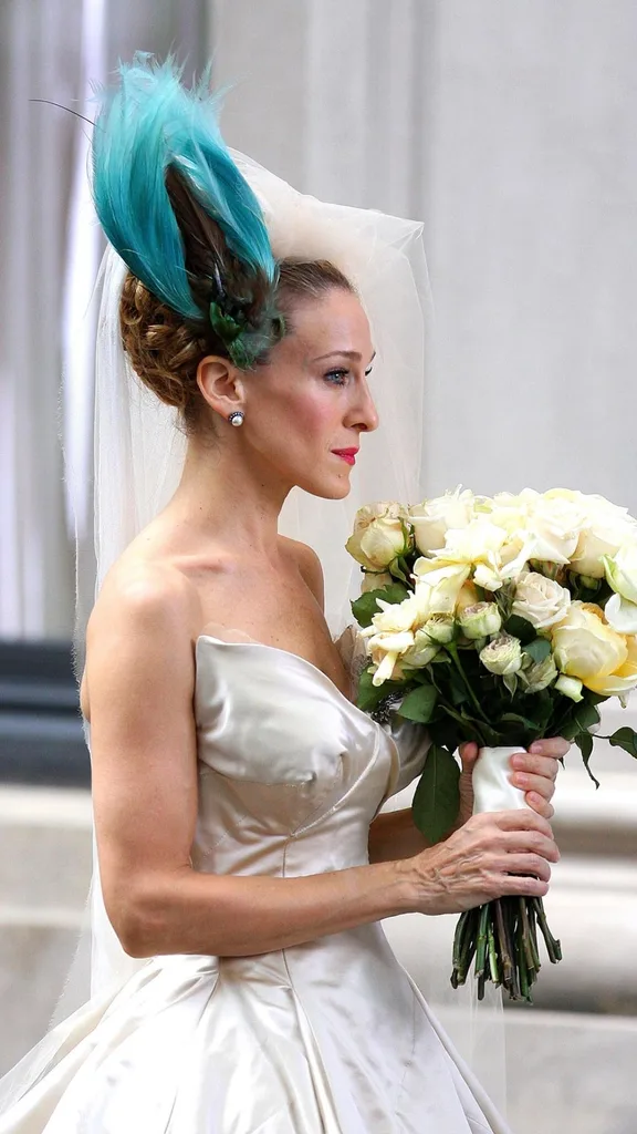 sarah-jessica-parker-sex-and-the-city-film-wedding-bird-head