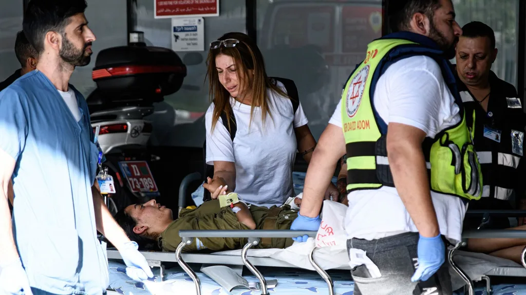 soldier-arrives-at-tel-aviv-hospital