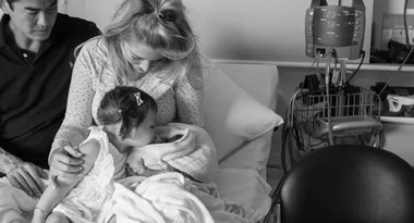 Aussie Blogger Shares Heartbreaking Photo Of Daughter Kissing Stillborn Sister