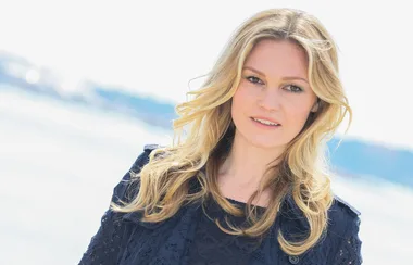 Pregnant Julia Stiles Weds In Romantic Beachside Ceremony