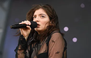 Fans Are Convinced That Lorde Has A Secret Account Dedicated To Onion Rings