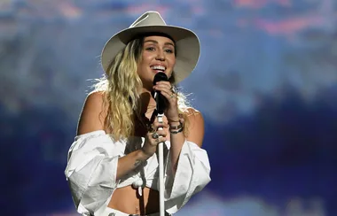 Miley Cyrus And Jimmy Fallon Tried To Disguise Themselves As Buskers In NYC Subway