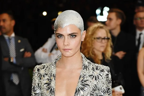 Cara Delevingne met ball silver hair