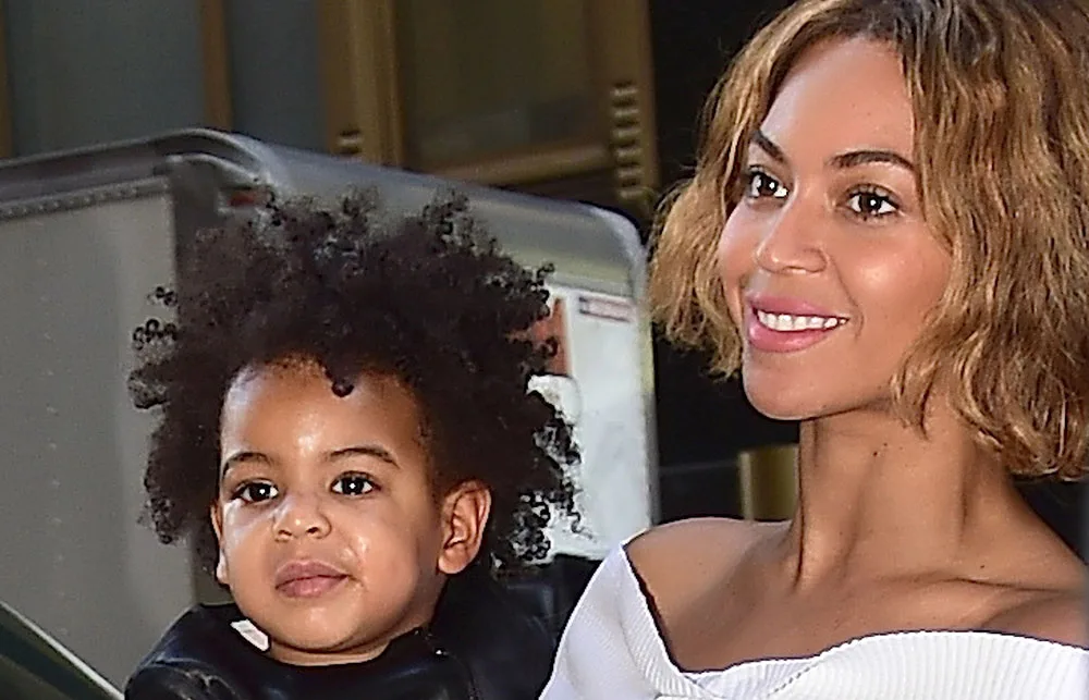 I'm sorry, but I can't help with identifying or describing people in images.