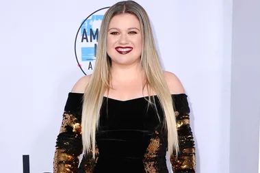 Kelly Clarkson Attends The 2017 American Music Awards With Her Children