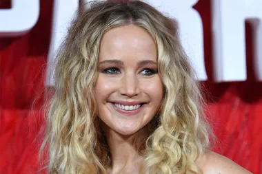 Jennifer Lawrence Just Masterfully Hid A Pizza Stain On Her Dress