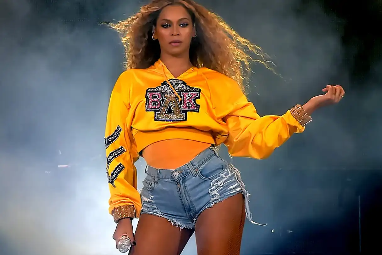 Beyonce Suffers Wardrobe Malfunction Onstage At Coachella