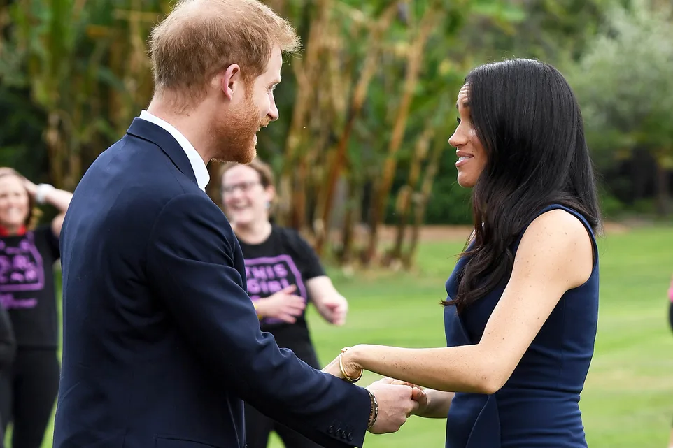 Video Prince Harry holding both Meghan’s hands is going viral