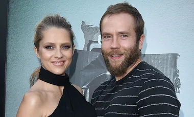 Teresa Palmer Announces She’s Pregnant With Touching Photo Of Her Baby Bump