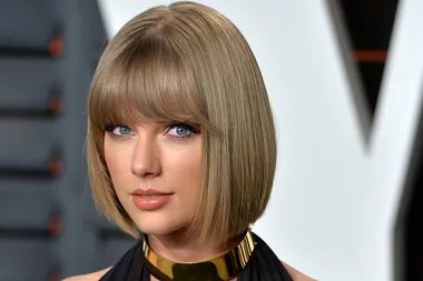 Taylor Swift Pulled Off Her Fake Eyelashes Mid-Performance In Sydney