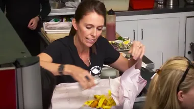 Watch Jacinda Ardern Pretend To Work At A Fish ‘N’ Chip Shop