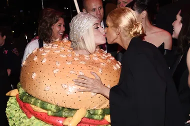 Katy Perry Changed Into A Hamburger Outfit And Kissed Celine Dion At The Met Gala After Party