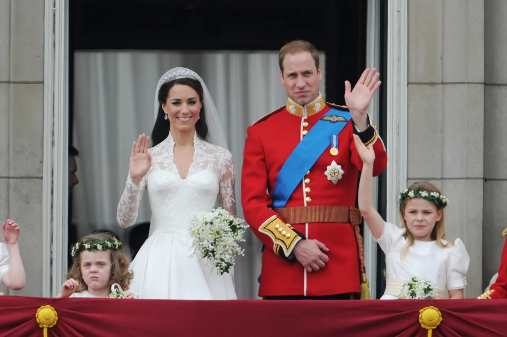 William and kate balcony wave