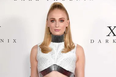 Sophie Turner Wore Jeans And A Crop Top On The Red Carpet