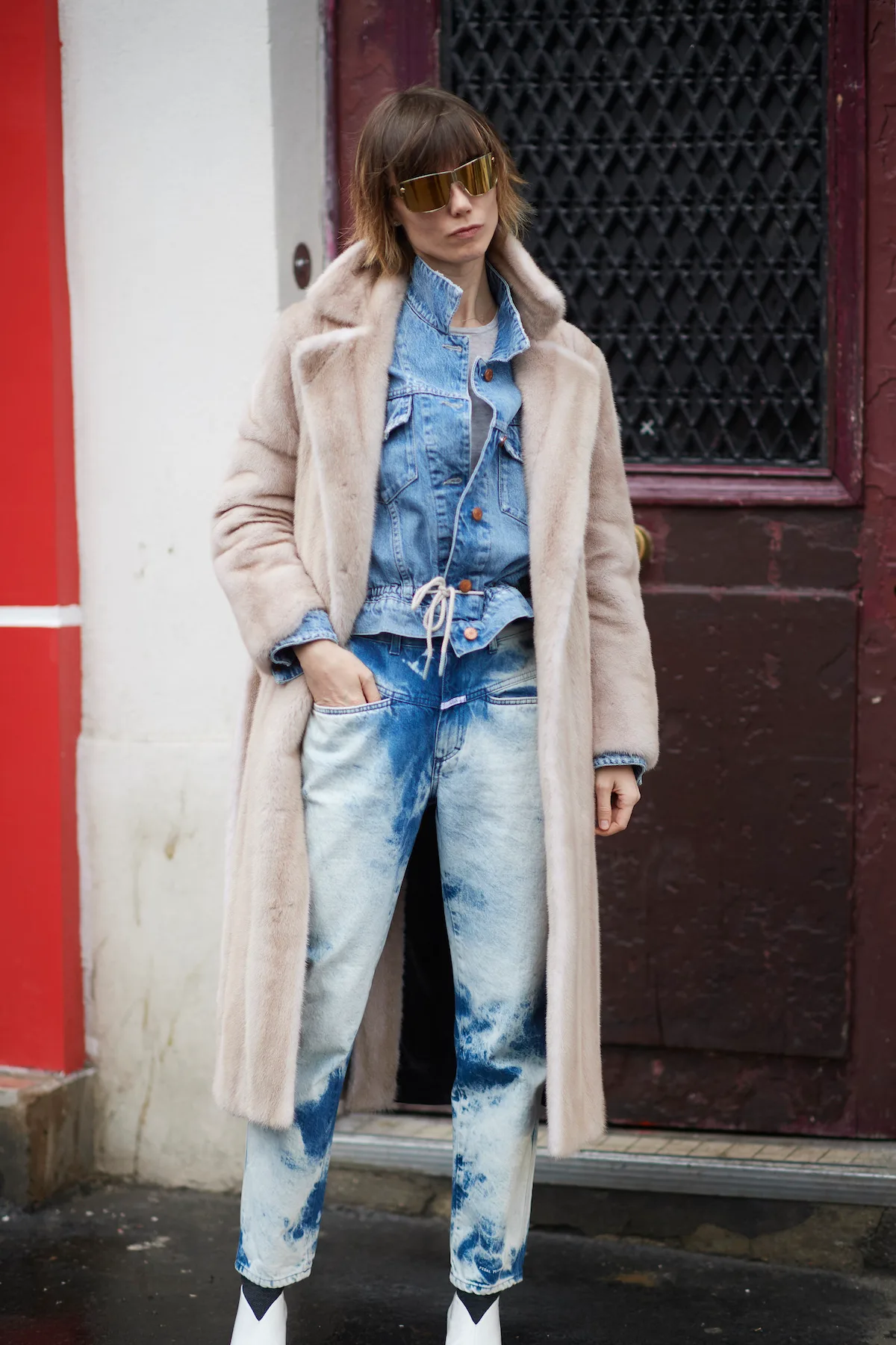 This look embraces the acid wash trend with a matching set of jeans and jacket, layering a cream coat over the top.