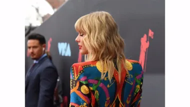 Taylor Swift walking the 2019 MTV VMAs red carpet