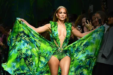 Jennifer Lopez Just Walked The Versace Runway In Her Iconic Green Grammys Dress 19 Years Later