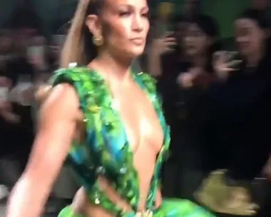 Jennifer Lopez Just Walked The Versace Runway In Her Iconic Green Grammys Dress