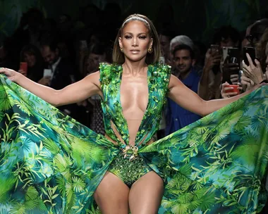 Jennifer Lopez Just Walked The Versace Runway In Her Iconic Green Grammys Dress