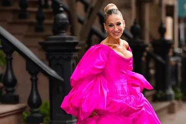 Sarah Jessica Parker Pays Fashion Homage To Carrie Bradshaw