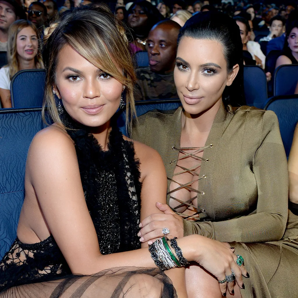 Chrissy Teigen & Kim Kardashian MTV Video Music Awards 2015