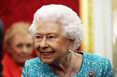 The Queen’s Priceless Reaction To A Guest Tripping Over One Of Her Corgis