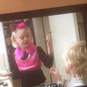 Cute Throwback Of Dakota And Elle Fanning As Kids