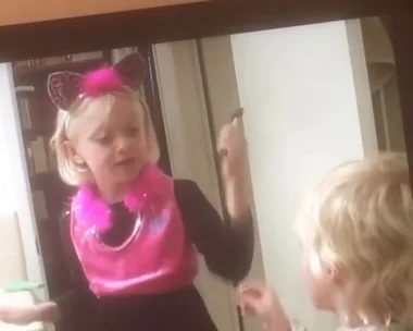 Cute Throwback Of Dakota And Elle Fanning As Kids