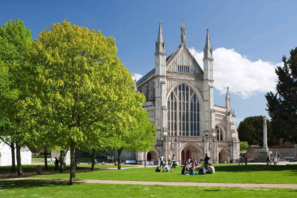 winchester cathedral the crown