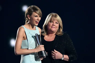 Taylor Swift Has Revealed That Her Mum, Andrea Swift, Has Been Diagnosed With A Brain Tumour