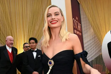 Margot Robbie Looks Like A Dream On The Oscars Red Carpet